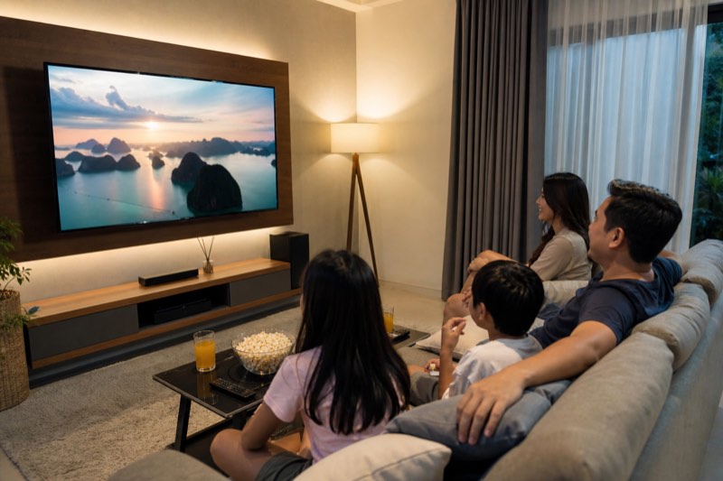 Keluarga menggunakan internet di rumah